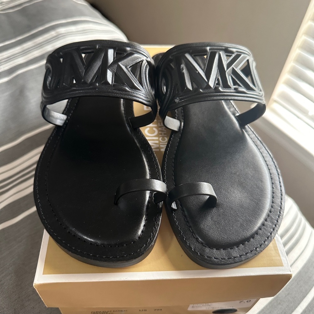 MICHAEL Michael Kors
Women's Alma Logo-Strap
Flat Sandals